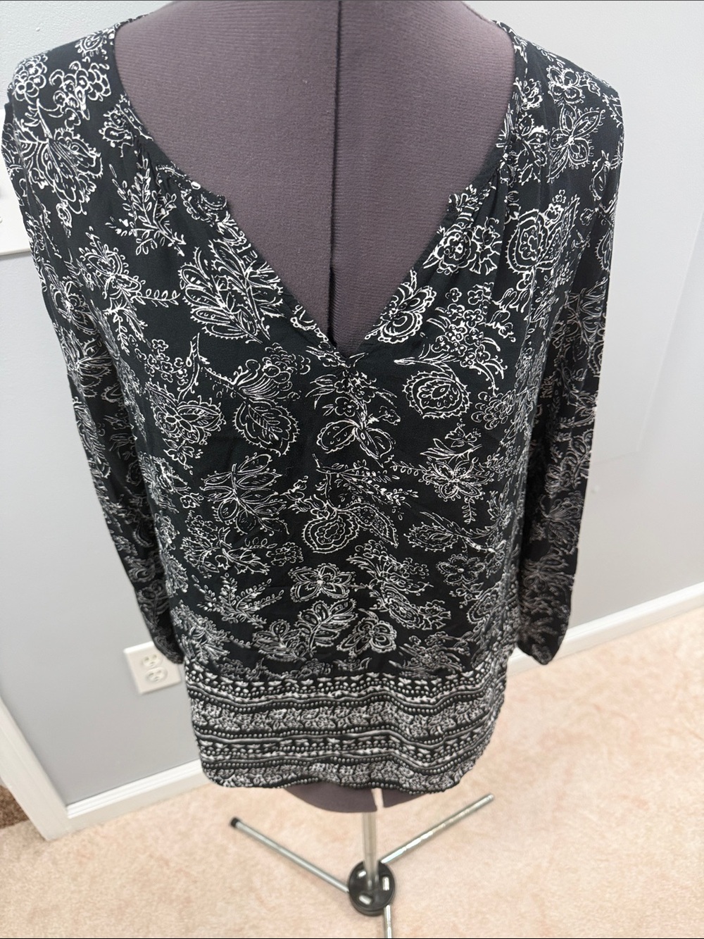 Old Navy Black and White Paisley V-Neck Blouse